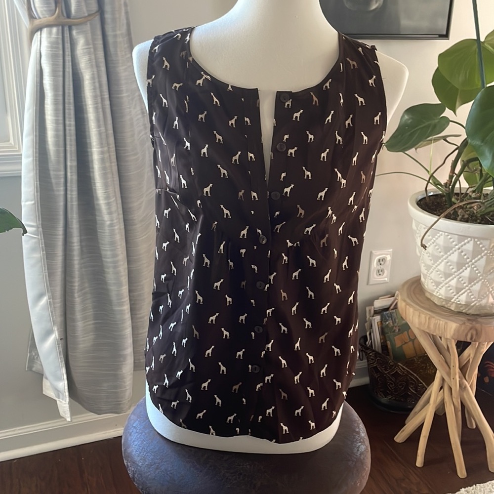 Croft & Barrow Giraffe 🦒 print sleeveless blouse